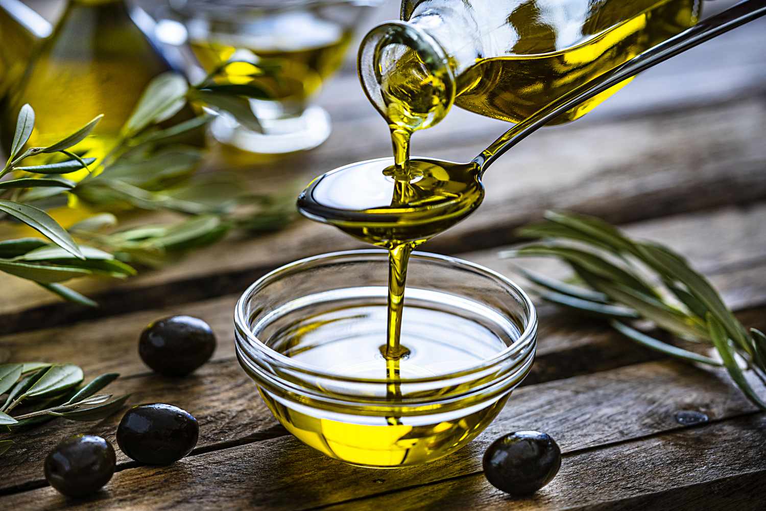 برای زانو درد چی خوبه بخوریم؟ با بهترین غذاهای ضدالتهاب مثل ماهی چرب و زردچوبه آشنا شو. از ارتباط جدی کمبود ویتامین D و C با درد زانو غافل نشو!