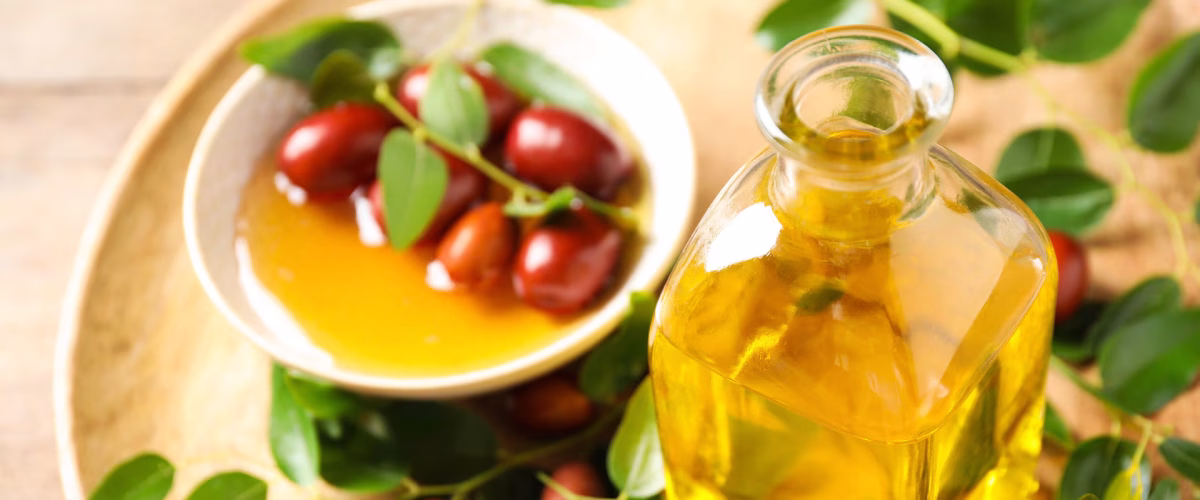 با خواص روغن جوجوبا برای پوست و مو آشنا شو. این روغن طبیعی، مرطوبکنندهای عالی برای پوست، درمانکننده شوره سر و راز موهایی درخشان و سالم است.